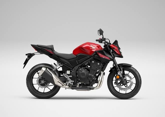 Honda CB500 Hornet rouge et noire, vue de profil.